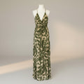 La Fabrique du Style 2.0 Robe d'été longue à imprimé feuillage vert et beige, col en V, fines bretelles.